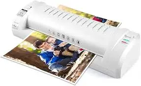 Plastificadora de documentos blanca en funcionamiento, laminando una fotografía de dos niños al aire libre.