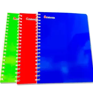 uadernos profesionales Arimany de 100 hojas con espiral, en colores verde, rojo y azul, colocados uno al lado del otro.
